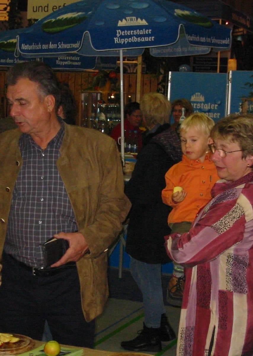 Karl Zipse II. auf einer Veranstaltung unter einem Peterstaler-Rippoldsauer-Sonnenschirm, im Hintergrund weitere Personen.