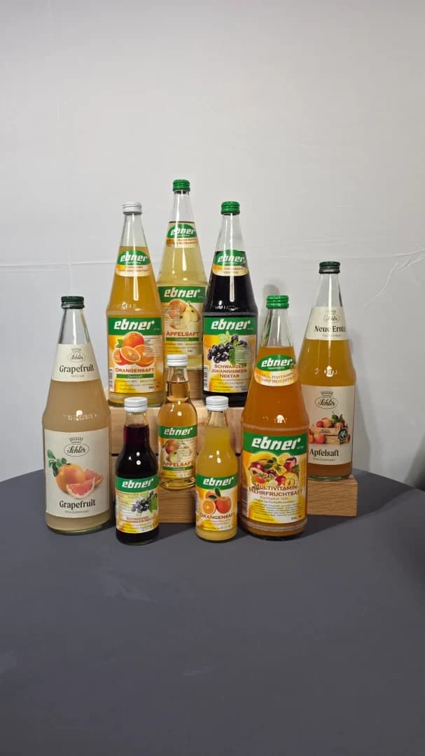 Verschiedene Flaschen mit Fruchtsäften in unterschiedlichen Größen und Geschmacksrichtungen.
