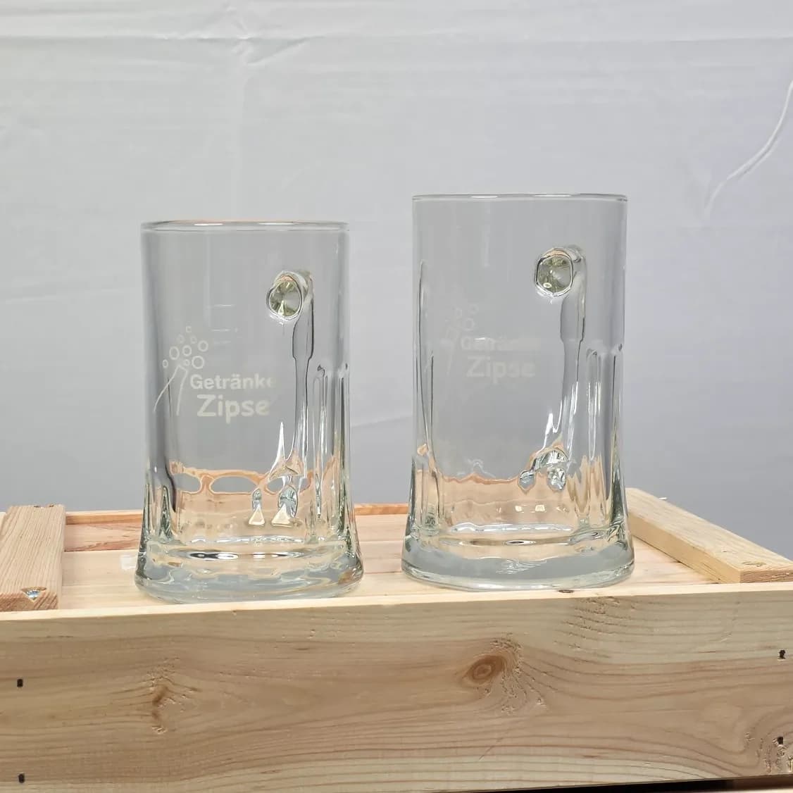 Glas-Bierkrug mit Henkel.