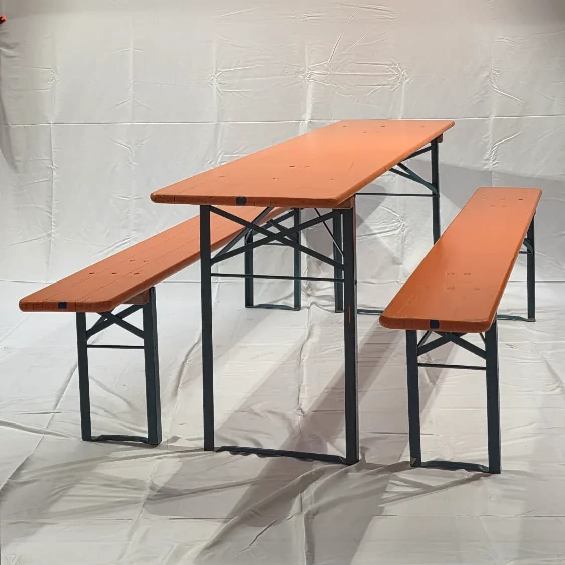 Festplatz-Garnitur aus Holztisch mit zwei Bänken.