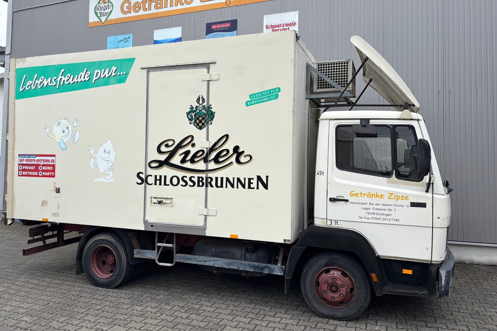 Kühl-LKW mit Aufschrift Getränke Zipse, geparkt.