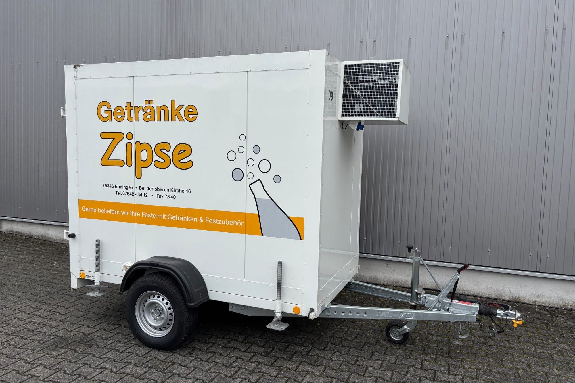 Kleiner Kühlanhänger mit Zipse-Logo.