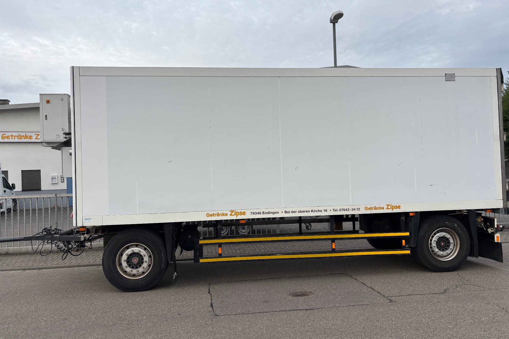 Großer Kühlanhänger mit LKW-Deichsel beim Festeinsatz.