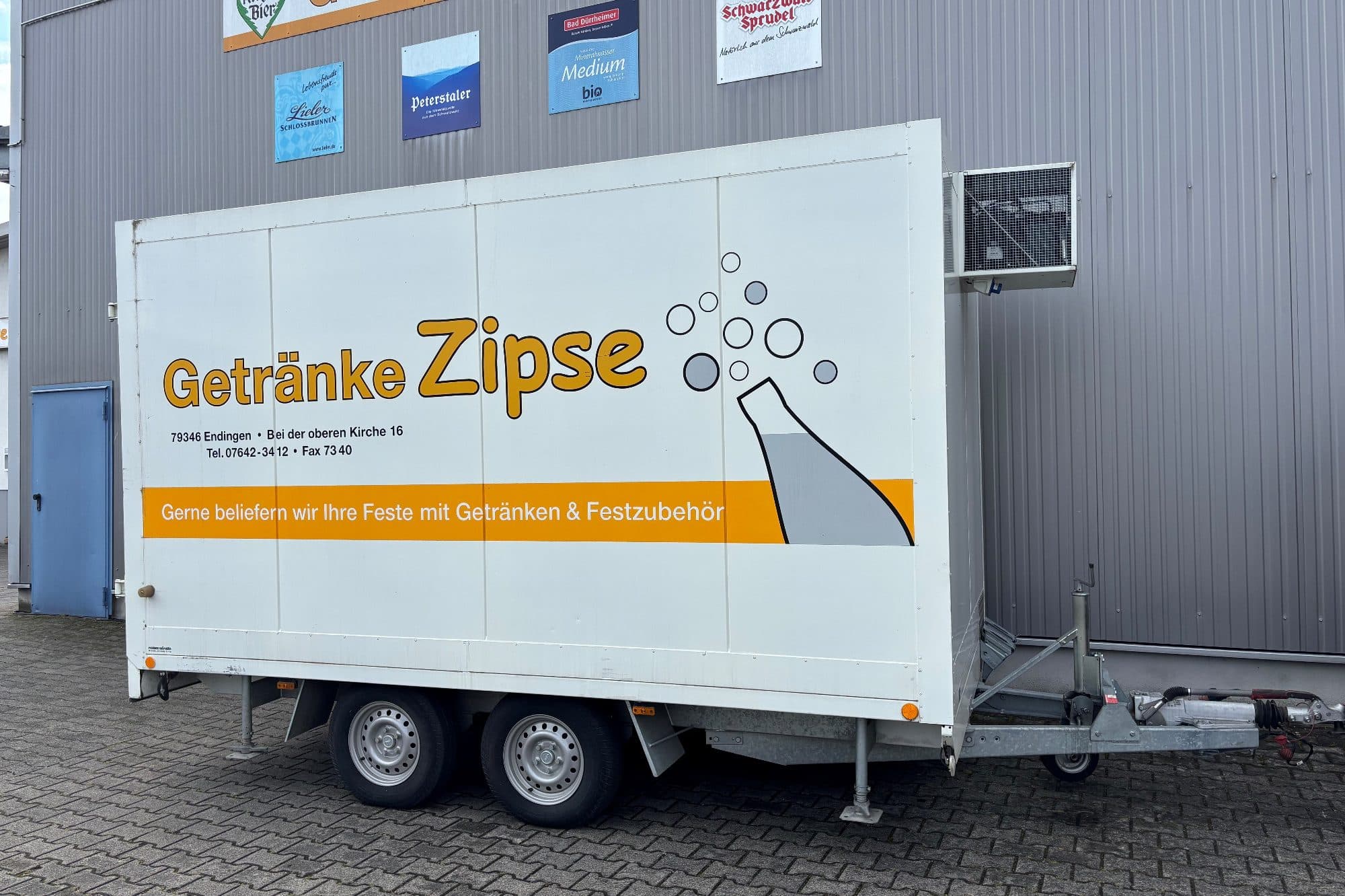 Großer Tandem-Kühlanhänger mit Zipse-Logo.