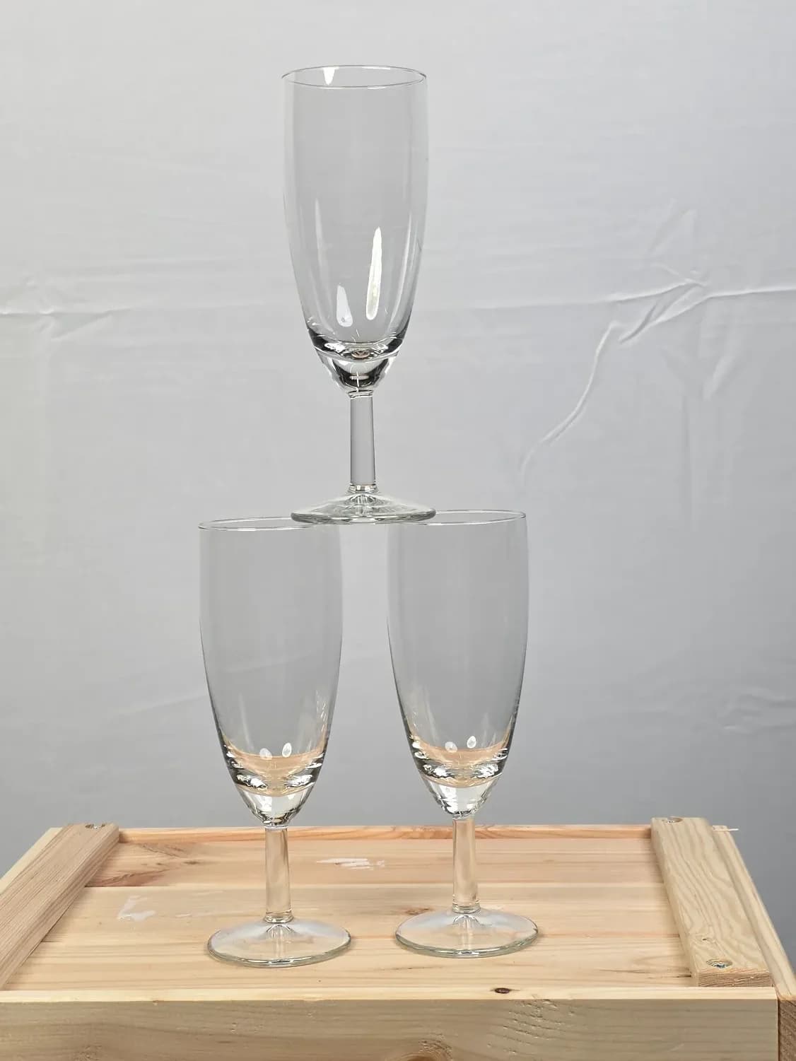 Schmales Sektglas mit langem Stiel.
