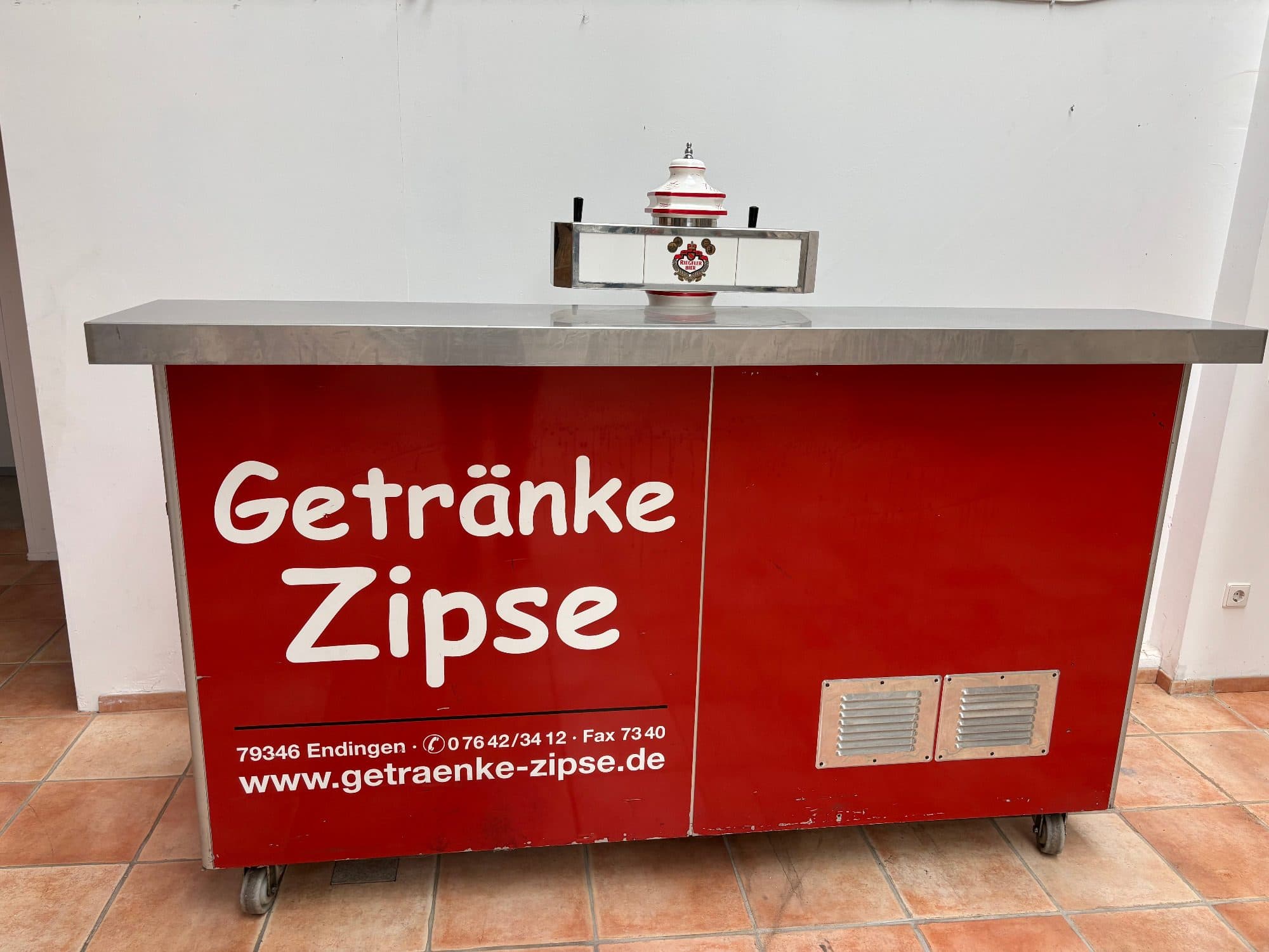 Mobile Edelstahltheke mit zwei Zapfleitungen.