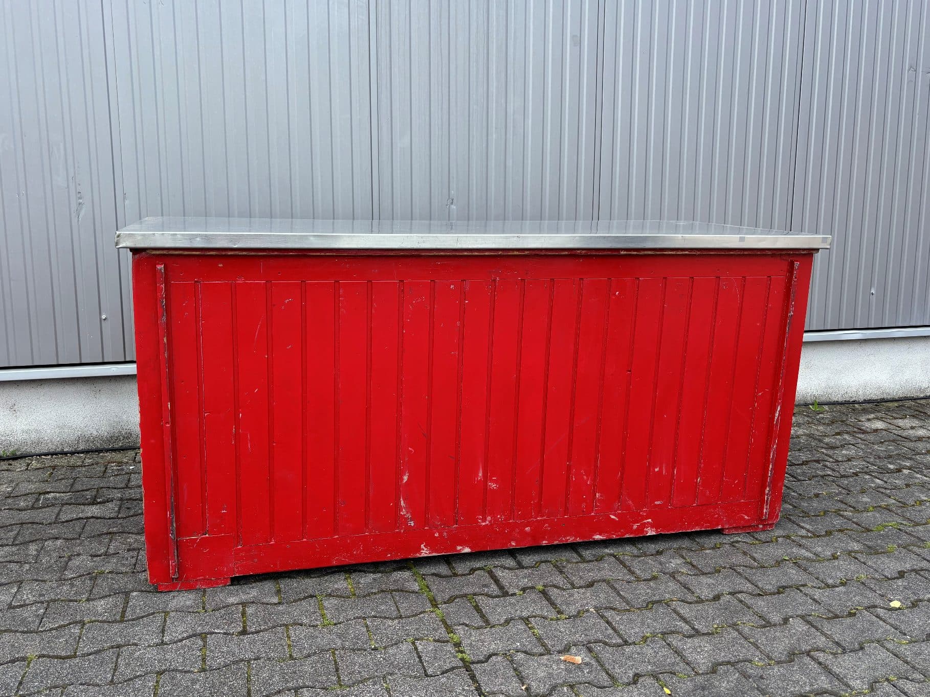 Vollflächen-Theke aus Holz mit Arbeitsplatte.