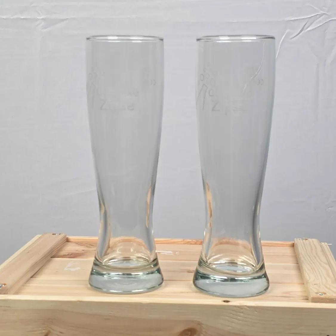Hohes geschwungenes Weizenbierglas.