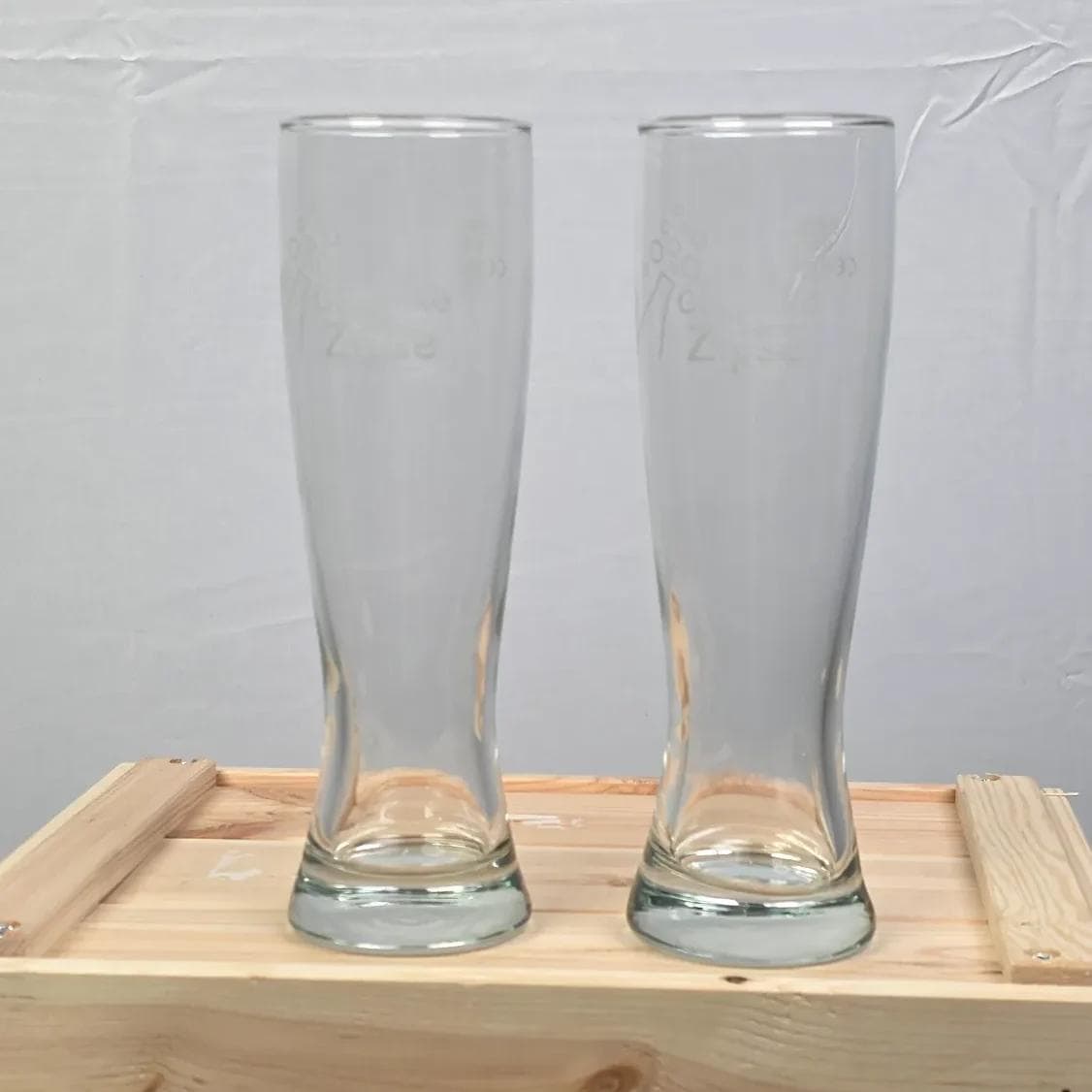 Hohes geschwungenes Weizenbierglas.