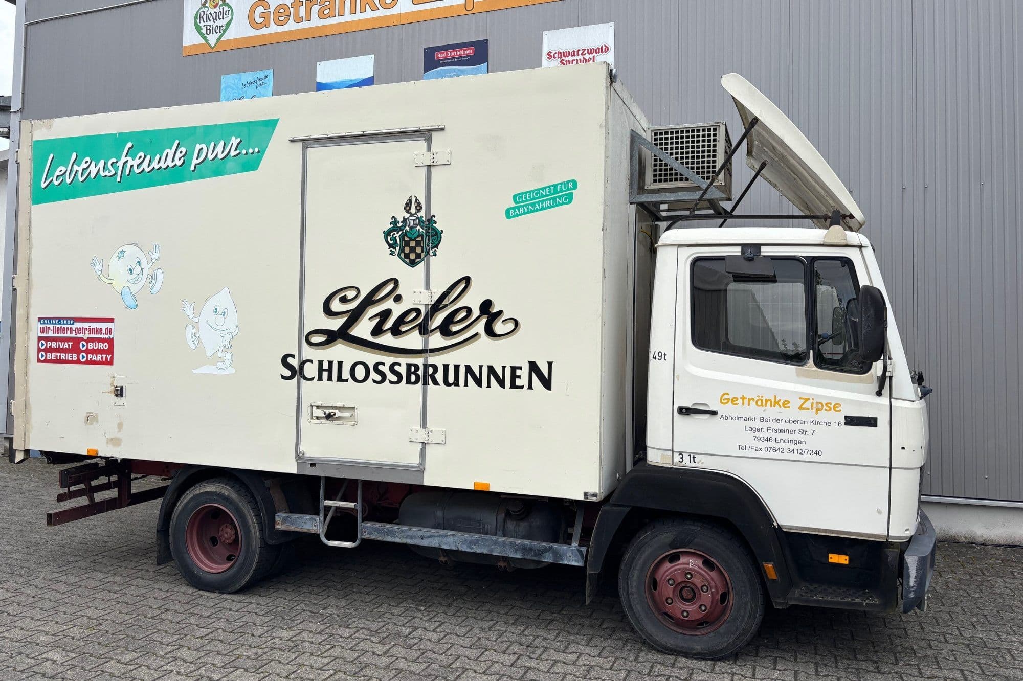Kühl-LKW mit Aufschrift Getränke Zipse, geparkt.